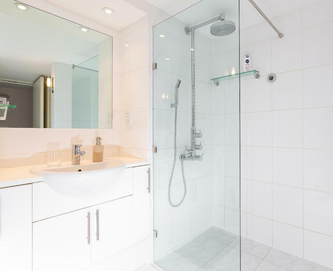 Apartment With Private Patio, And Park Across The Road (Adults Only) London Bagian luar foto