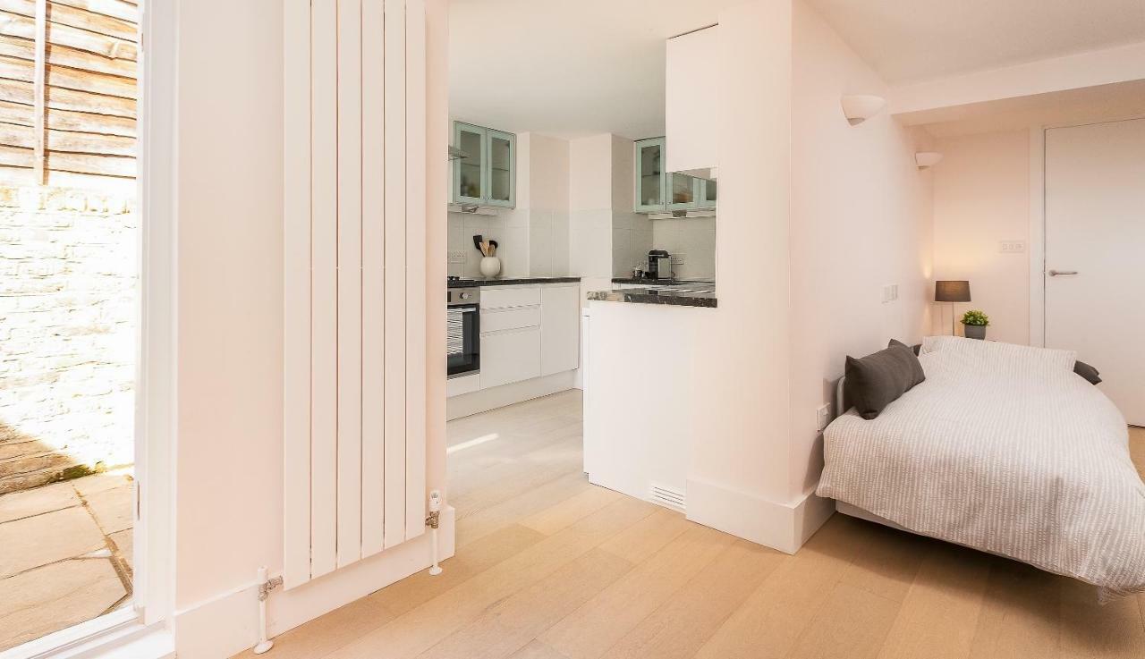 Apartment With Private Patio, And Park Across The Road (Adults Only) London Bagian luar foto